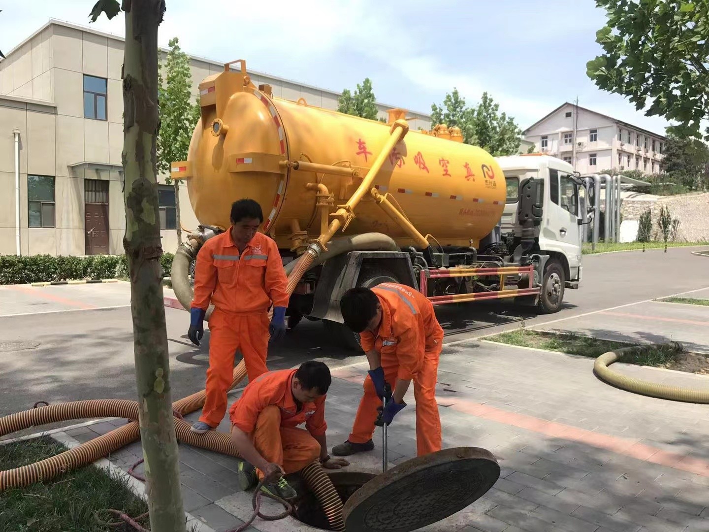 洛川管道疏通车停在窨井附近