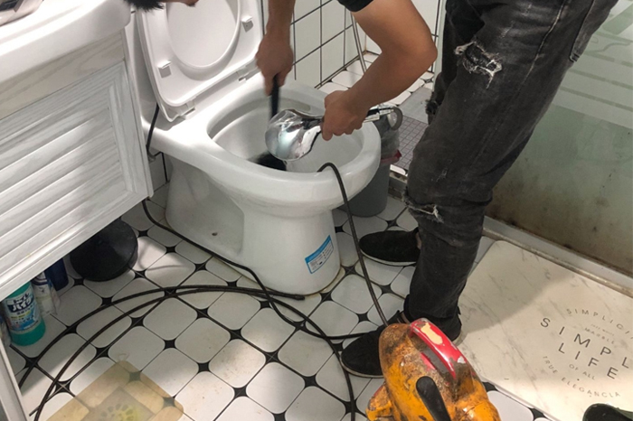 洛川马桶堵塞自己疏通还是找师傅?专业上门服务让你省时更省心